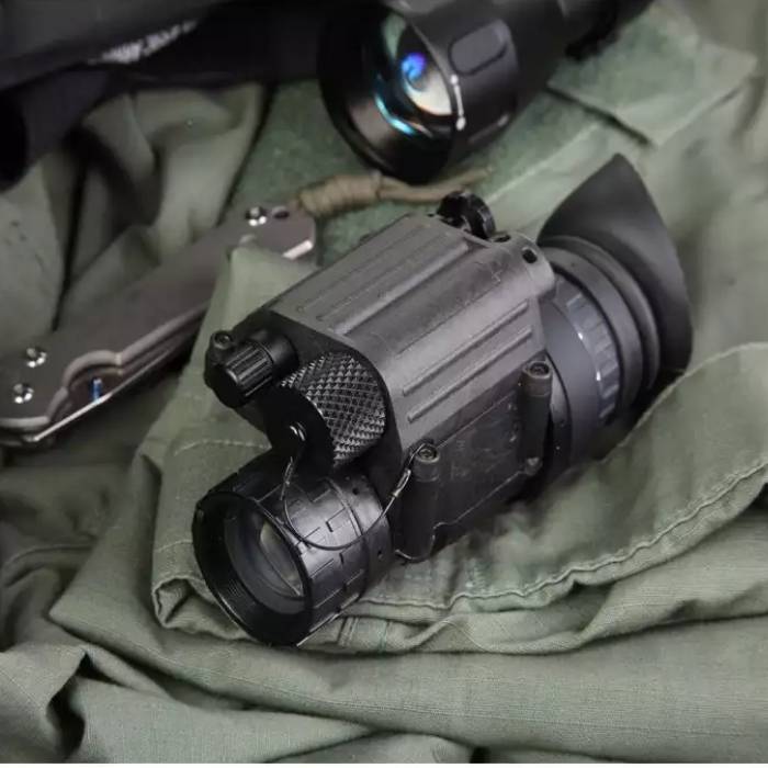 white phosphor pvs 14 - on green tarp